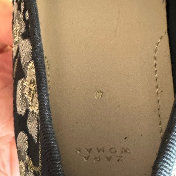 Zara Shoes made of shiny brocade with a pattern and white soles.Size 40 (fit 39) - Picture 5 of 13